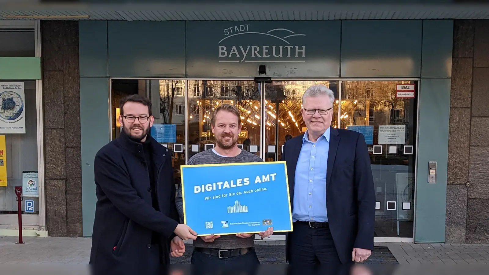 Im Januar 2023 erhielt die Stadtverwaltung Bayreuth vom Bayerischen Staatsministerium für Digitales die Auszeichnung „Digitales Amt“. Die Plakette dazu präsentierten damals Oberbürgermeister Thomas Ebersberger (re.), Zweiter Bürgermeister Andreas Zippel (li.) und der städtische Digitalisierungsbeauftragte Matthias Kollenda.  (Foto: Stadt Bayreuth )