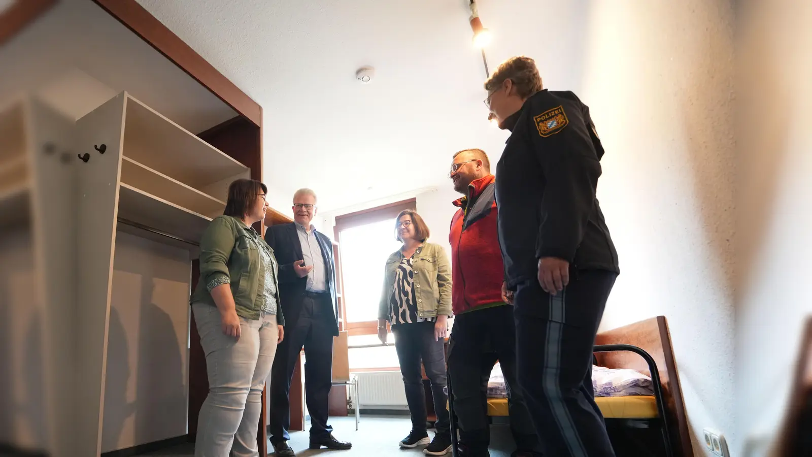 Oberbürgermeister Thomas Ebersberger (2. v. li.) verschaffte sich unter anderem mit der Sozialreferentin der Stadt Bayreuth, Manuela Brozat (mi.), der Leiterin der Polizeiinspektion Bayreuth-Stadt, Polizeidirektorin Christine Götschel (re.), dem Leiter des Fachbereichs Regiebetrieb und Prokurist der GEWOG, Markus Roß, sowie Nancy Kamprad (li.) von der Abteilung Soziale Dienste der Stadt Bayreuth einen Eindruck von der hergerichteten Unterkunft für geflüchtete Menschen in der Frankengutstraße. (Foto: Stadt Bayreuth )