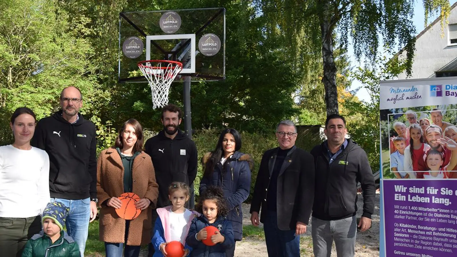 Ein Basketballkorb für die Kita Schlossbande in Laineck. V.l.n.r.: Kathrin Engelbrecht (Elternbeirat), Martin Kerner (Vizepräsident BBC Bayreuth), Sandy Kolb (Kita-Leiterin), Bastian Doreth (medi Bayreuth), Stefania Englert (Luitpold Immobilien), Dr. Franz Sedlak (Vorstand Diakonie) und Alexis Kapyridis (Vizepräsident BBC Bayreuth). (Foto: Lenkeit)