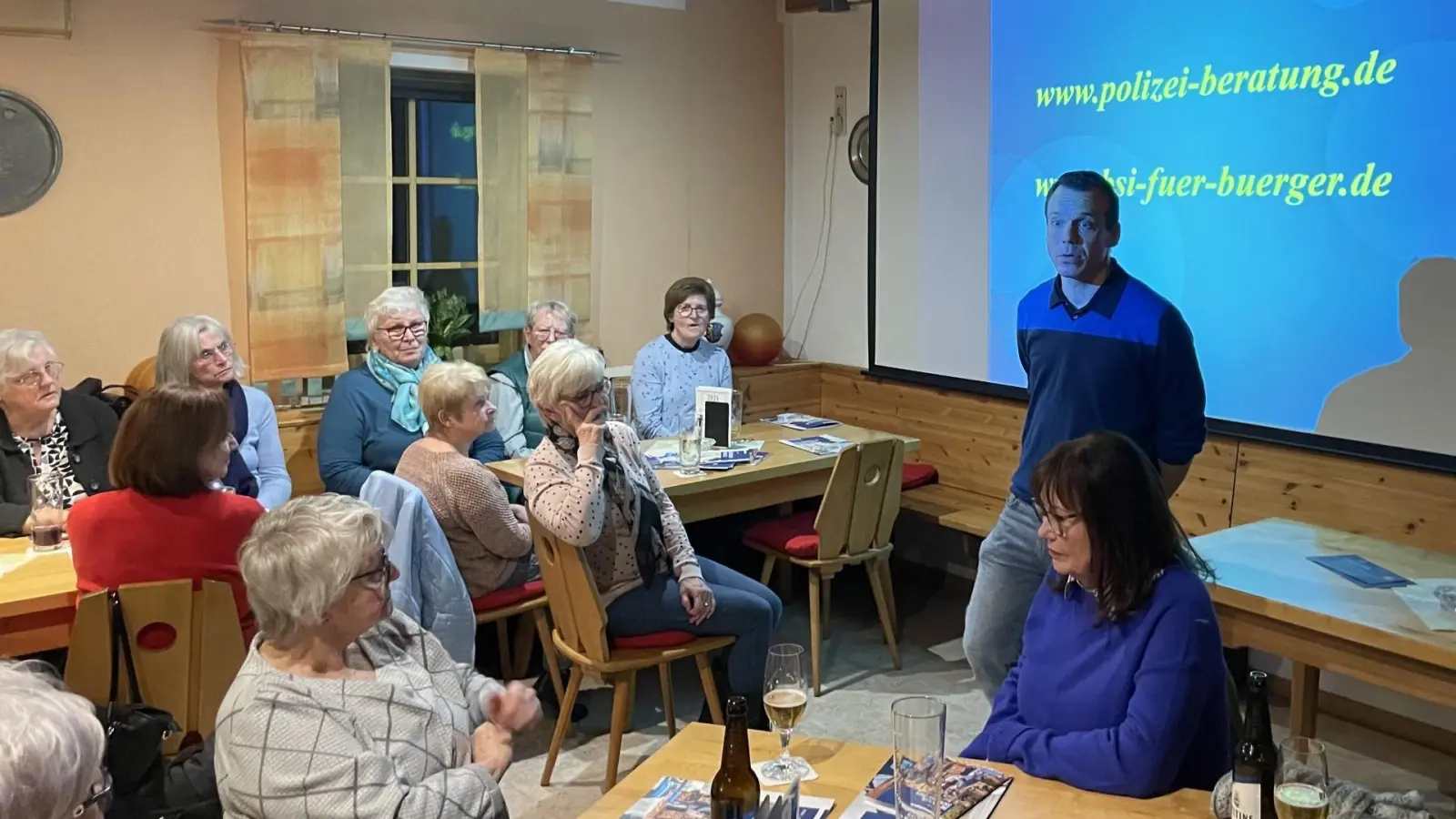 Warnung vor Betrug am Telefon: Polizei-Oberkommissar Klose in Eckersdorf (Foto: Horst Mayer)