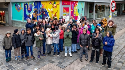 Jetzt wird es bunt: Viertklässler der Grundschule Herzoghöhe gestalten Schaufenster bei GALERIA Bayreuth (Foto: red )