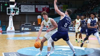 Center Willem Brandwijk (am Ball) war im Spiel gegen Bochum einer der effektivsten Bayreuther Akteure. (Foto: BBC Bayreuth/Peter Kolb)