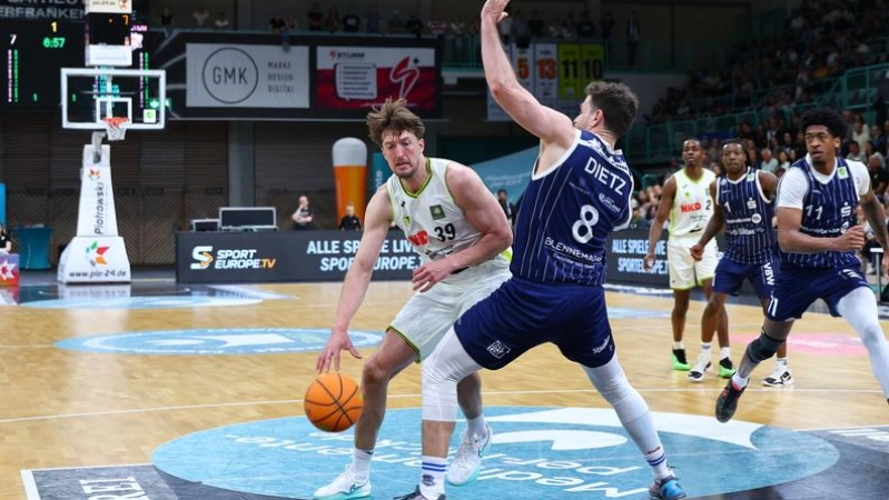 Center Willem Brandwijk (am Ball) war im Spiel gegen Bochum einer der effektivsten Bayreuther Akteure. (Foto: BBC Bayreuth/Peter Kolb)