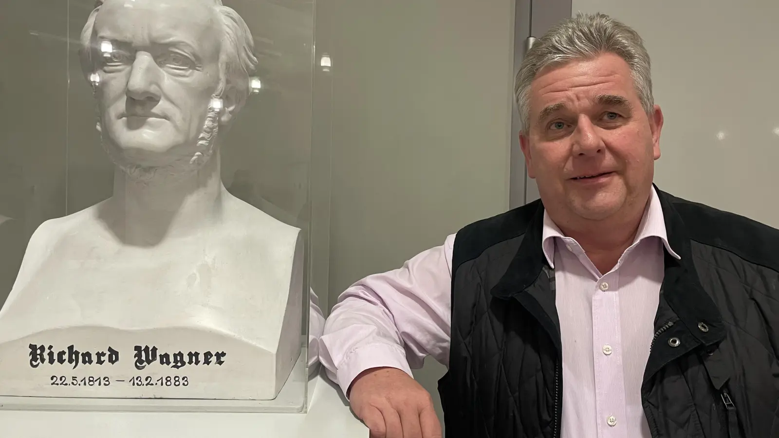 Peter Leonhardt, der neue Vorsitzende des Bayreuther Richard-Wagner-Verbandes, vor einer Büste Richard Wagners in der Städtischen Musikschule.  (Foto: Gert Dieter Meier )