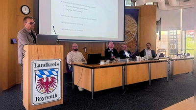 Eine große Rolle auf der Jahres-PK spielte neben den erreichten Meilensteinen in den Bereichen Bildung, Tourismus und Innovation auch das Thema Digitalisierung. Im Bild spricht Stefan Zeitler, Leiter Informations- und Kommunikationstechnik des Landratsamts Bayreuth, über aktuelle Entwicklungen. Mit im Bild (von links): Tobias Schuberth, einer der stellvertretenden Leiter der Abteilung Informations- und Kommunikationstechnik, Landrat Florian Wiedemann, Leitender Verwaltungsdirektor Daniel Frieß und Landkreis-Pressesprecher Hannes Huttinger. (Foto: Landkreis Oberfranken )
