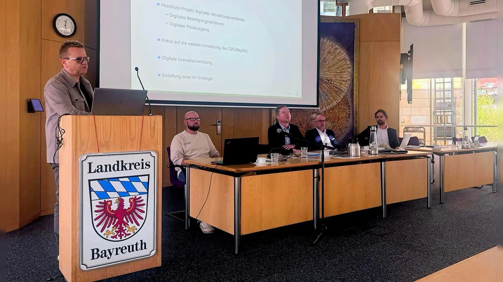 Eine große Rolle auf der Jahres-PK spielte neben den erreichten Meilensteinen in den Bereichen Bildung, Tourismus und Innovation auch das Thema Digitalisierung. Im Bild spricht Stefan Zeitler, Leiter Informations- und Kommunikationstechnik des Landratsamts Bayreuth, über aktuelle Entwicklungen. Mit im Bild (von links): Tobias Schuberth, einer der stellvertretenden Leiter der Abteilung Informations- und Kommunikationstechnik, Landrat Florian Wiedemann, Leitender Verwaltungsdirektor Daniel Frieß und Landkreis-Pressesprecher Hannes Huttinger. (Foto: Landkreis Oberfranken )