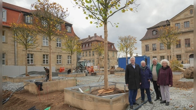 Die Neugestaltung des Jean-Paul-Platzes im Eingangsbereich des Friedrichsforums schreitet voran. Nachdem Ende Oktober die Zisterne eingebaut wurde, pflanzte man am Dienstag, den 11. November, acht Kastanienplatanen – zur Freude von (v. li.) Oberbürgermeister Thomas Ebersberger, der stellvertretenden Stadtgartenamtsleiterin Annegret Läkamp, Stadtgartenamtsleiter Robert Pfeifer und Stadtbaureferentin Urte Kelm. (Foto: Stadt Bayreuth)