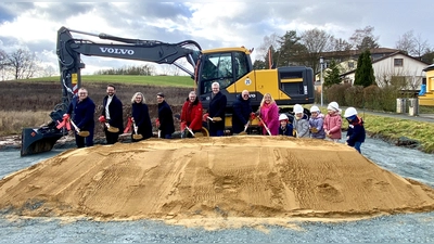 Spatenstich mit den künftigen Nutzern: v. l. n. r.: Stefan Schuh (Dritter Bürgermeister Stadt Bayreuth), Dr. Andreas Zippel (Zweiter Bürger meister Stadt Bayreuth), Dr. Beate Kuhn (Verwaltungsrätin Diakonie <br>Bayreuth), Dr. Manuél Ceglarek (Verwaltungsratsvorsitzender Diako nie Bayreuth), Dr. Franz Sedlak (Vorstand Diakonie Bayreuth), Ober bürgermeister Thomas Ebersberger, Ulrich Pfeifer (Berater und inter ner Projektleiter) und Sabine Seifert (Kita-Leitung St. Johannis) mit Hortkindern  (Foto: lennert.vogel@gmail.com, Lennert Vogel)