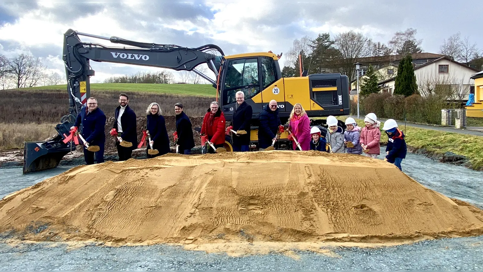 Spatenstich mit den künftigen Nutzern: v. l. n. r.: Stefan Schuh (Dritter Bürgermeister Stadt Bayreuth), Dr. Andreas Zippel (Zweiter Bürger meister Stadt Bayreuth), Dr. Beate Kuhn (Verwaltungsrätin Diakonie <br>Bayreuth), Dr. Manuél Ceglarek (Verwaltungsratsvorsitzender Diako nie Bayreuth), Dr. Franz Sedlak (Vorstand Diakonie Bayreuth), Ober bürgermeister Thomas Ebersberger, Ulrich Pfeifer (Berater und inter ner Projektleiter) und Sabine Seifert (Kita-Leitung St. Johannis) mit Hortkindern  (Foto: lennert.vogel@gmail.com, Lennert Vogel)