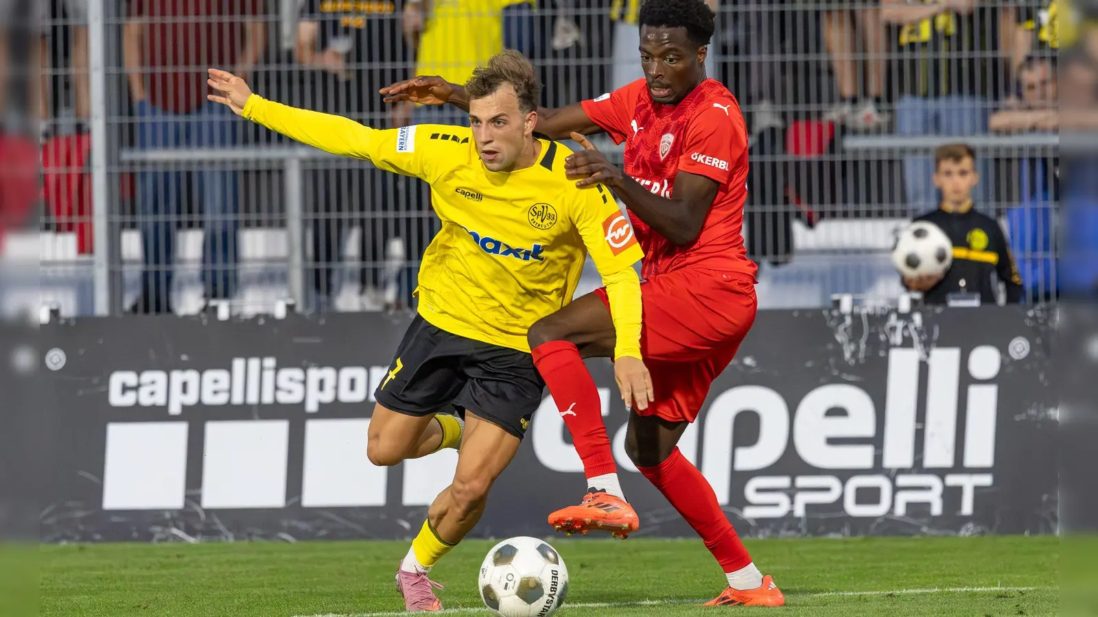 Auch ohne den längerfristig verletzt ausfallenden Goalgetter Felix Heim (links, im jüngsten Heimspiel gegen den TSV Buchbach) will die SpVgg Bayreuth am Samstag gegen Eichstätt an die guten Leistungen in den vergangenen beiden Heimspielen anknüpfen. (Foto: Archiv/Dirk Ellmer)