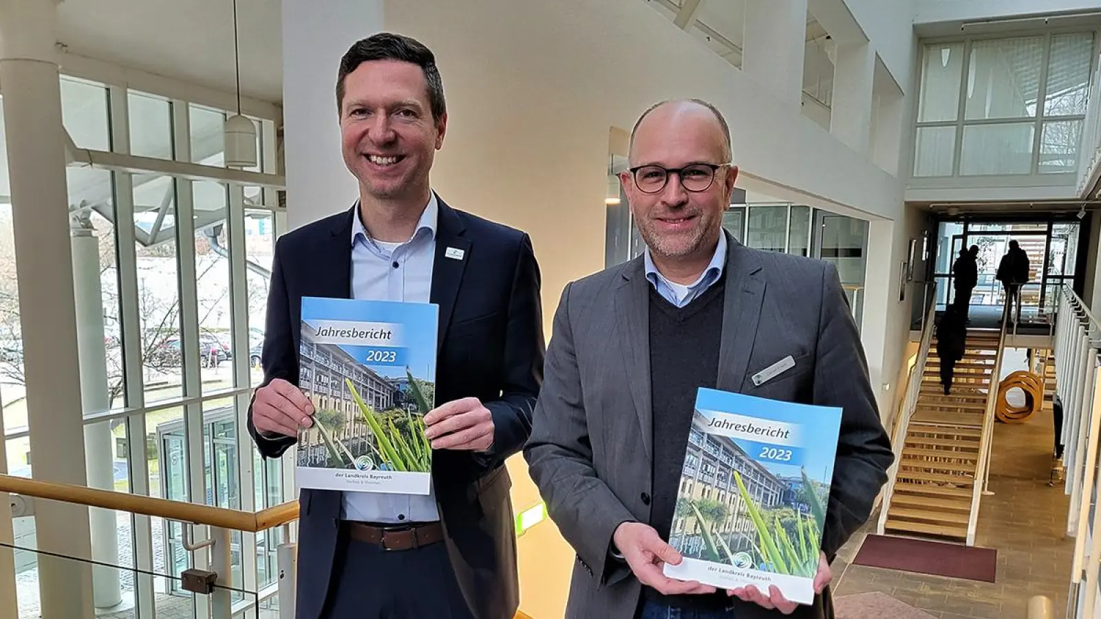 V.l.: Landrat Florian Wiedemann und Daniel Frieß, Leitender Verwaltungsdirektor und Stellvertreter des Landrats im Amt, präsentieren den Jahresbericht 2023.  (Foto: red )
