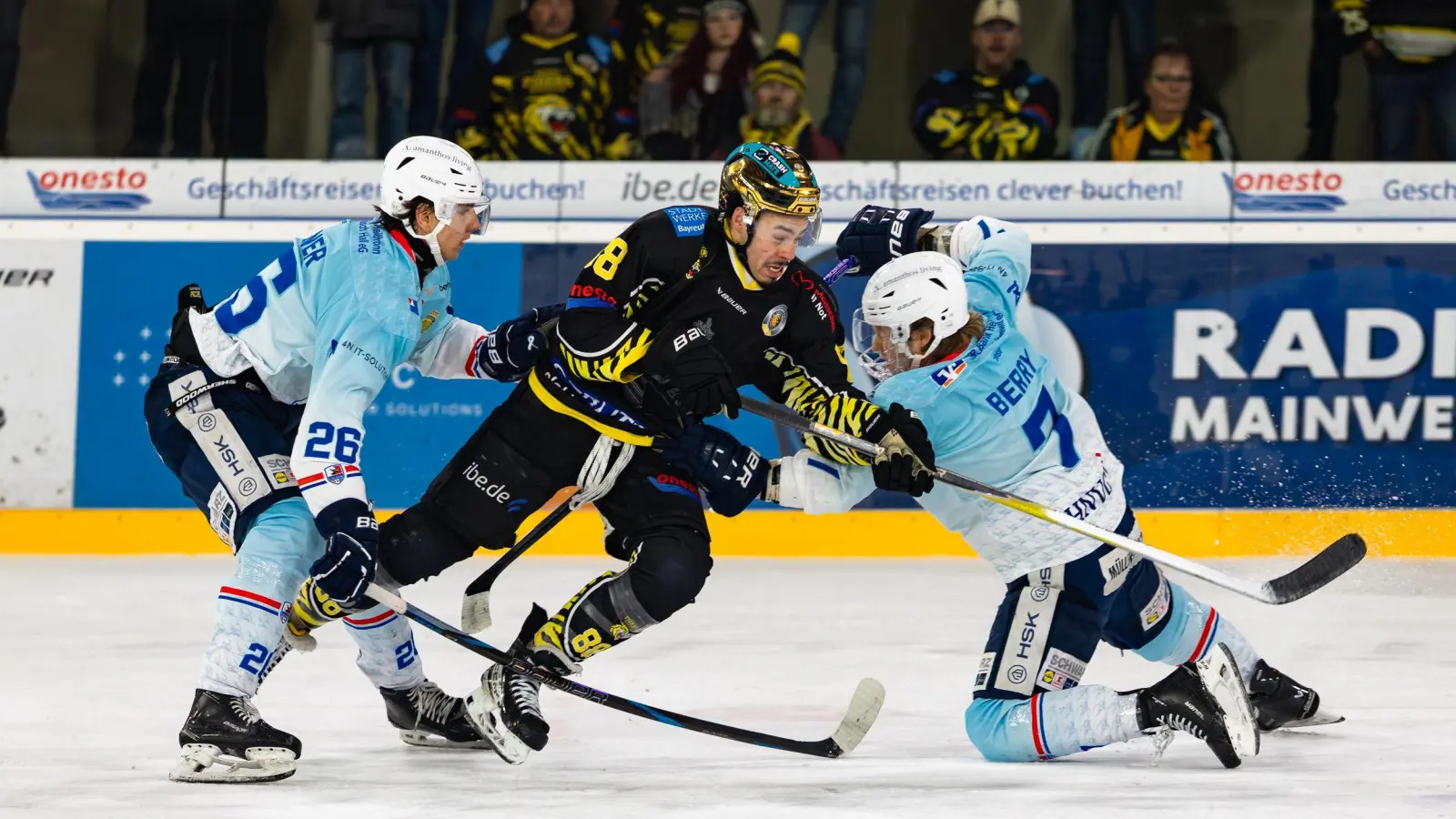 Schwer in Schieflage gerieten die onesto Tigers heute Abend bei den Heilbronner Falken (unser Foto stammt vom Spiel am 14. Dezember 2025 im Bayreuther Tigerkäfig). (Foto: Dirk Ellmer)