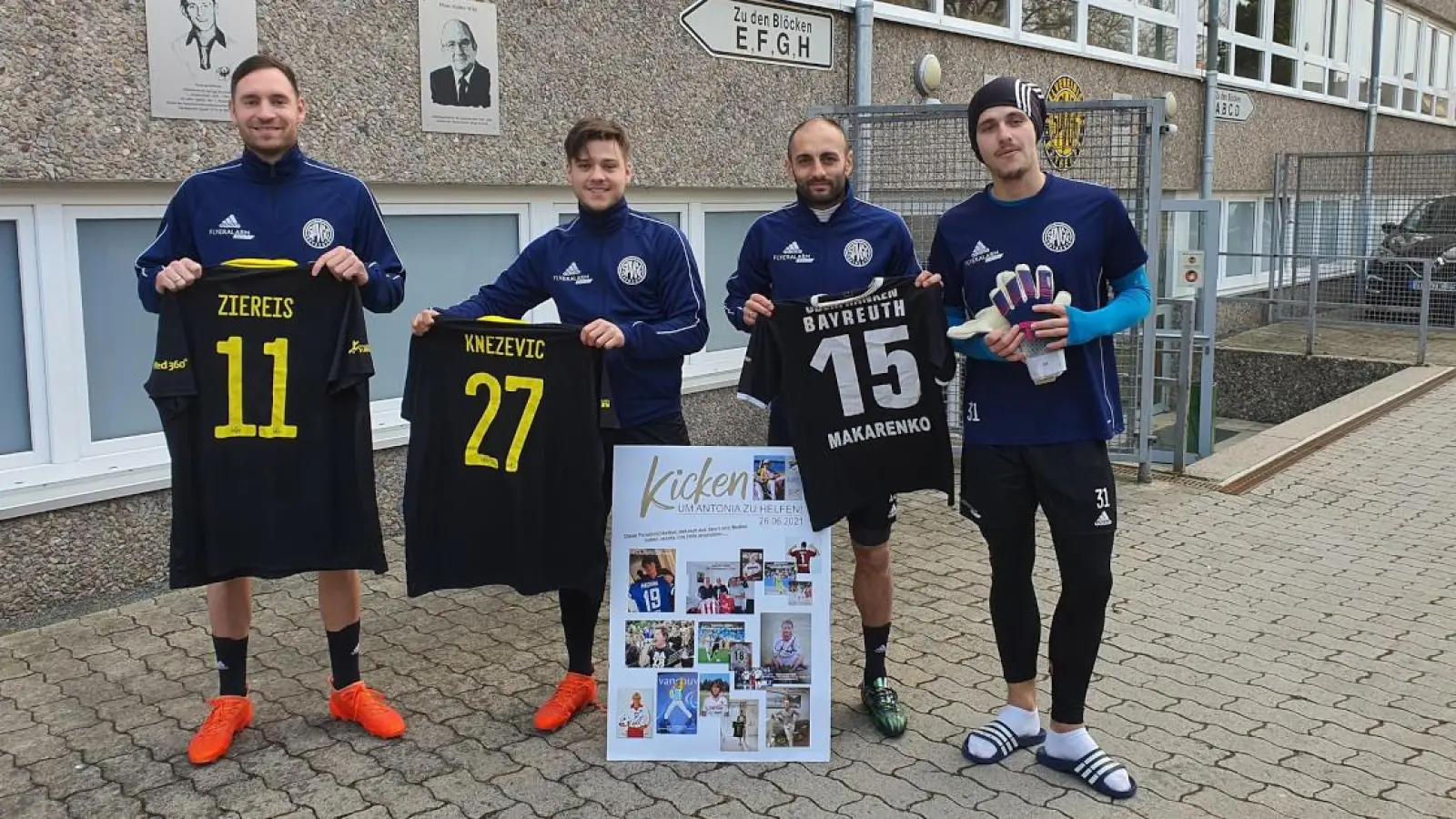 Markus Ziereis, Ivan Knezevic, Anton Makarenko und Sebastian Kolbe übergeben Trikots und Torwarthandschuhe. (Foto: inBayreuth.de)