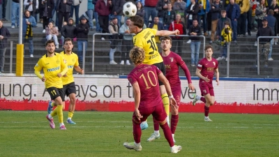 Wie im jüngsten Heimspiel gegen die U23 des FC Augsburg (Bild) erwartet die SpVgg Bayreuth auch am Samstag gegen den TSV Aubstadt wieder eine nicht einfache Herausforderung. (Foto: Archiv/sd)