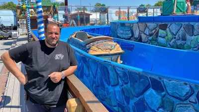 350.000 Liter Wasser fasst sie: Laurence Blumes Wildwasserbahn auf dem Volksfestplatz. (Foto: Lenkeit)