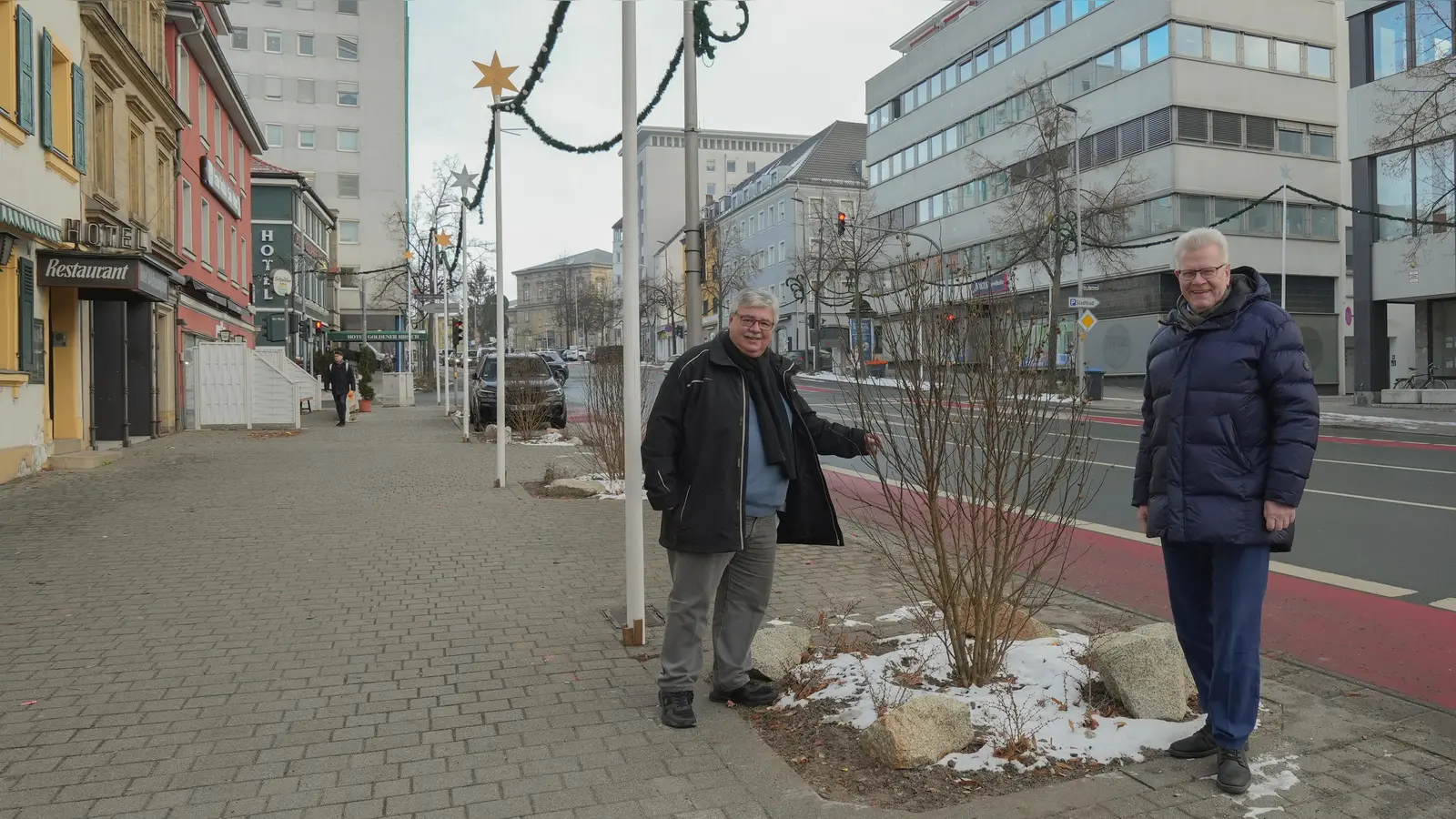 Oberbürgermeister Thomas Ebersberger (re.) und Stadtgartenamtsleiter Robert Pfeifer freuen sich über die neuen Hibiskus-Sträucher in der Bahnhofstraße, welche von den Stadtgärtnern als Ersatz für die abgestorbenen Linden gepflanzt worden sind. (Foto: Stadt Bayreuth)