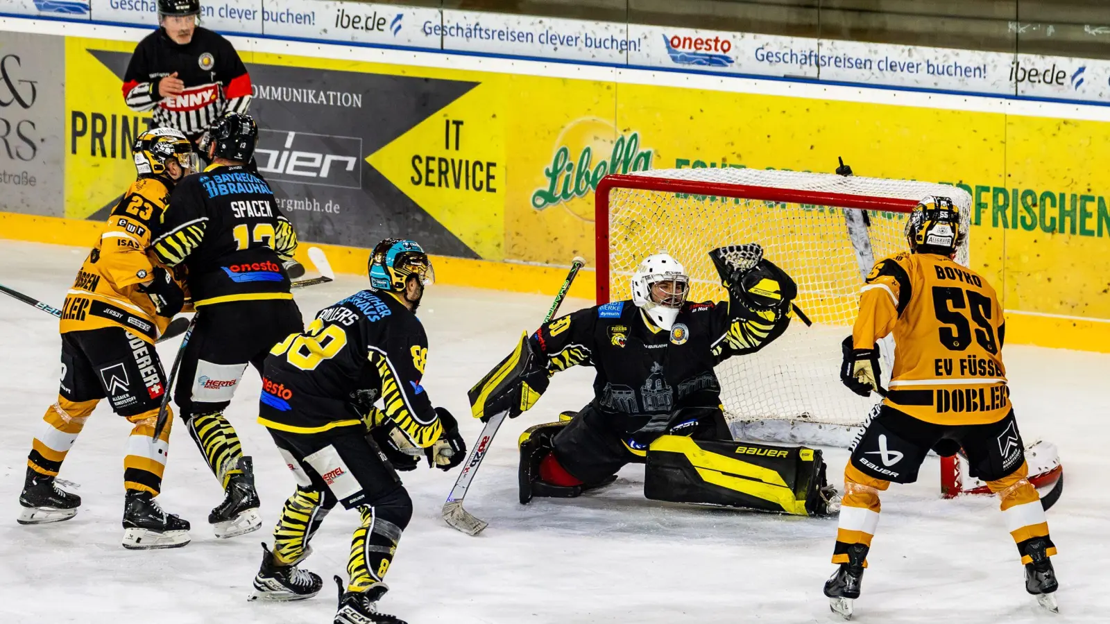 Der Bayreuther Goalie Maximilian Meier war, wie in dieser Szene, mit seinen Saves einer der Garanten für den 4:2-Sieg gegen den EV Füssen. (Foto: Dirk Ellmer)