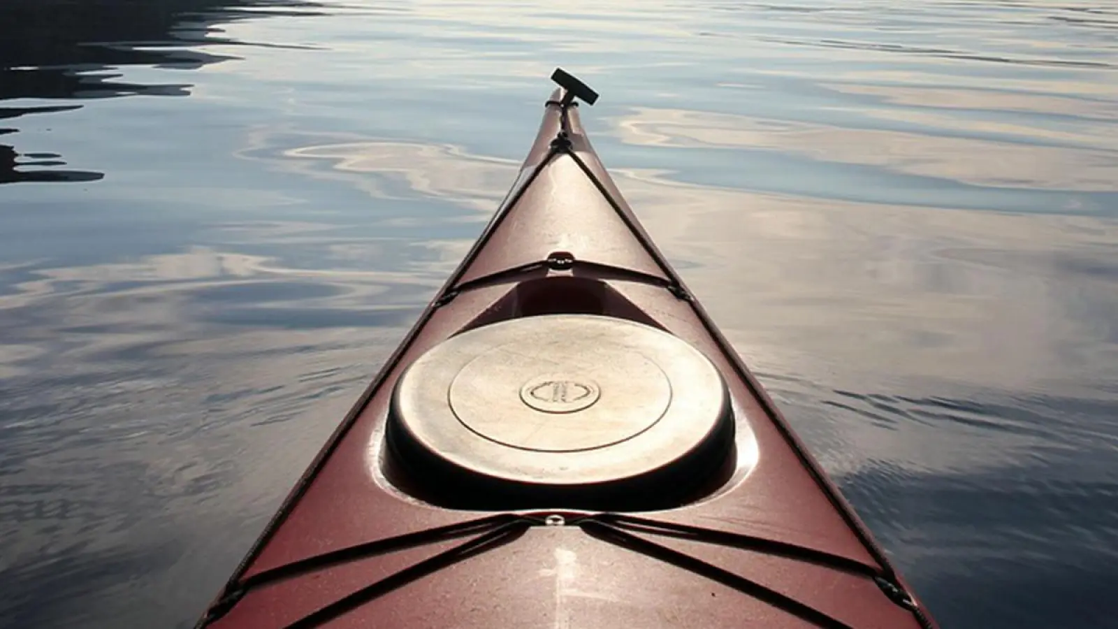 Ein Kajak im Wasser: Im Landkreis Lichtenfels ist ein 58 Jahre alter Mann ums Leben gekommen. (Symbolbild: pixabay/k-marte)