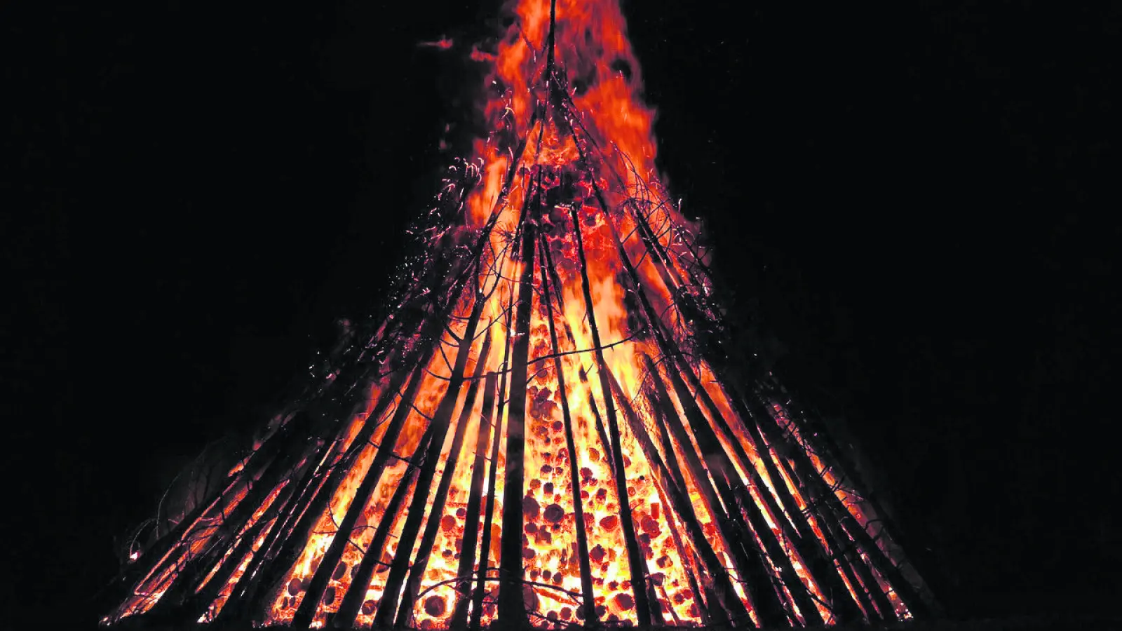 Am 20. Juni ist Sommeranfang. Um dieses Datum herum feiern wieder zahlreiche Vereine und andere Veranstalter die kürzeste Nacht des Jahres mit einem Johannis- oder Sonnwendfeuer.  (Foto: red )