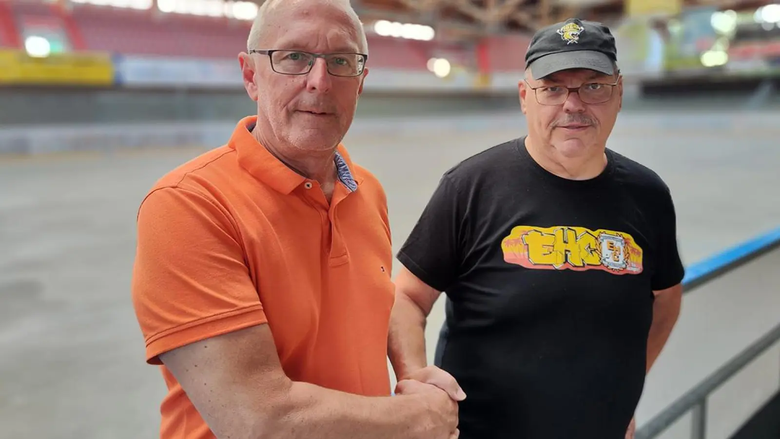 Reichen sich die Hände: Tigers-Geschäftsführer Matthias Wendel und EHC-Geschäftsführer Michael Schwellengreber (Foto: A. Vögel)