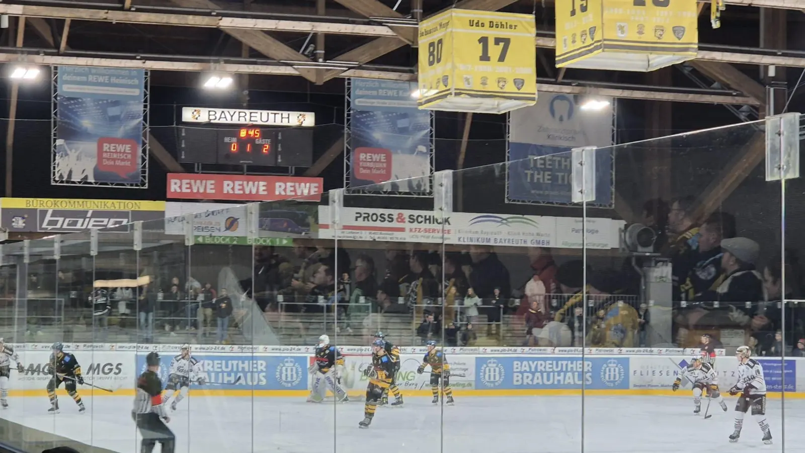 Im Schlussdrittel begeisterten die Tigers die 1.044 Zuschauer im Tigerkäfig beim heutigen Match gegen den EV Füssen. (Foto: Denise Preiss)
