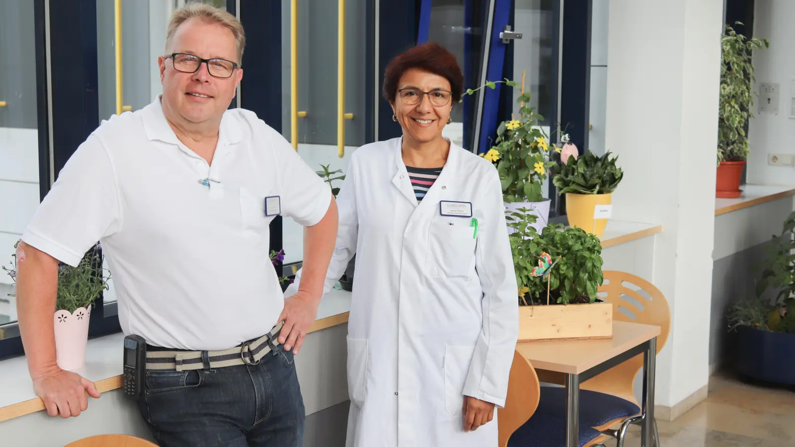 Dr. med. Christian Mauerer, Leiter der Gerontopsychiatrie am Bezirkskrankenhaus Bayreuth, und Oberärztin Sandra Villagran erklären, dass sich Symptome einer Altersdepression von denen einer Depression in anderen Lebensphasen unterscheiden kann.  (Foto:  Sandra Zimmermann)