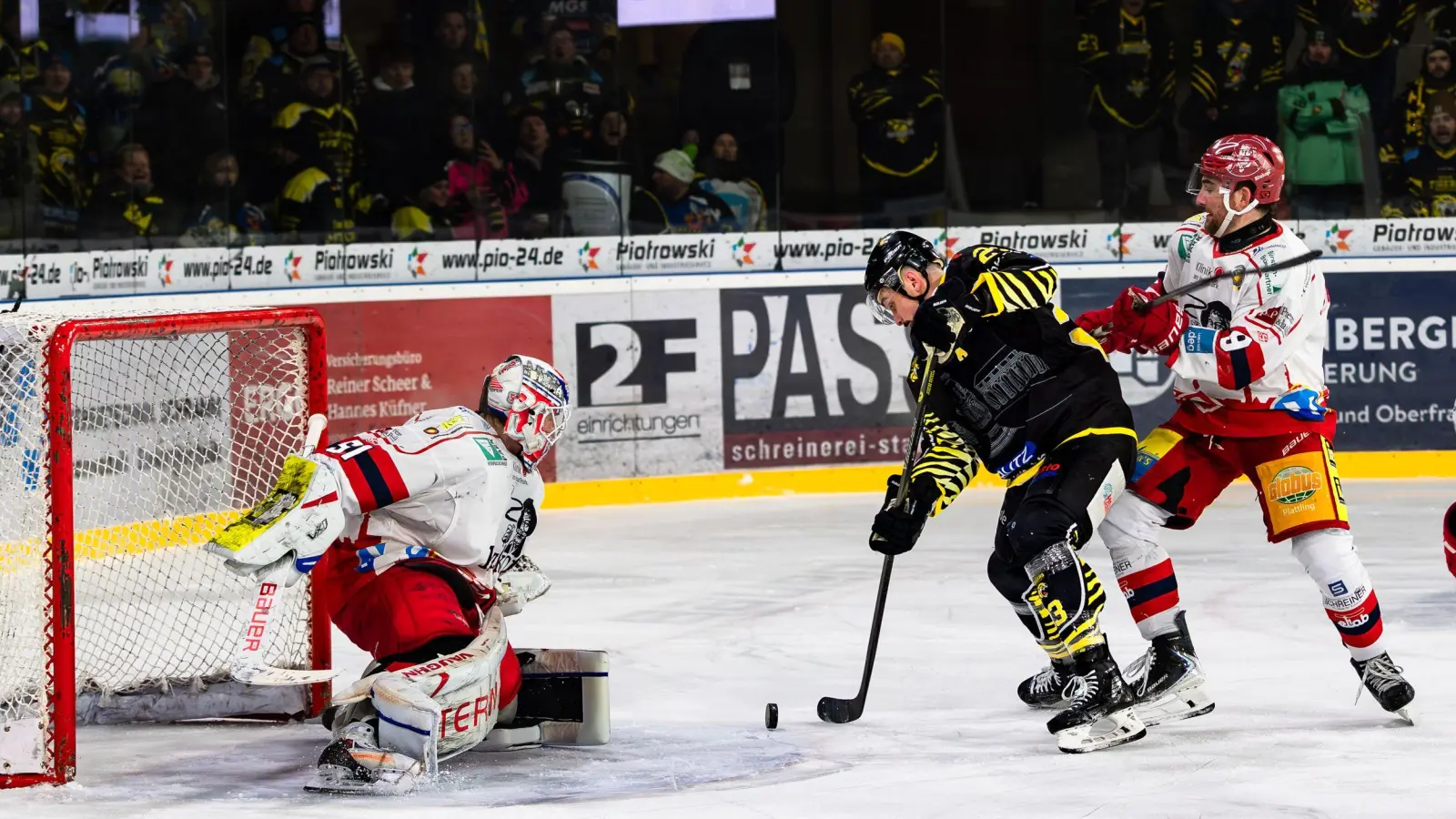 Aidan Brown (Mitte) stocherte den Puck zur zwischenzeitlichen 3:2-Führung der onesto Tigers gegen Spitzenreiter Deggendorf ins Tor.  (Foto: Dirk Ellmer)