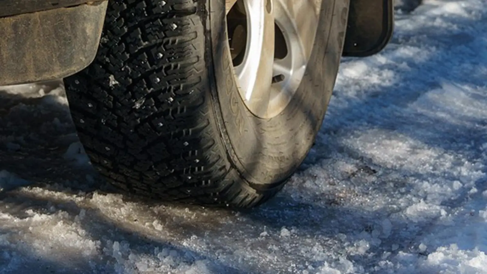 Auto auf winterlichem Untergrund: In der Bayreuther Saas kam es am Donnerstag (24. Januar 2024) zu einem Unfall. (Foto: pixabay/Alexei_other)