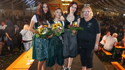 Die Siegerinnen der Wahl zur „Miss Kreuzer Kerwa”: Ashley Taghipour (3. Platz), Carina Stübinger (Platz 1) und Shanice Thorpe (2. Platz) mit Claudia Roberts, der Vorsitzenden des SC Kreuz.  (Foto: sd)