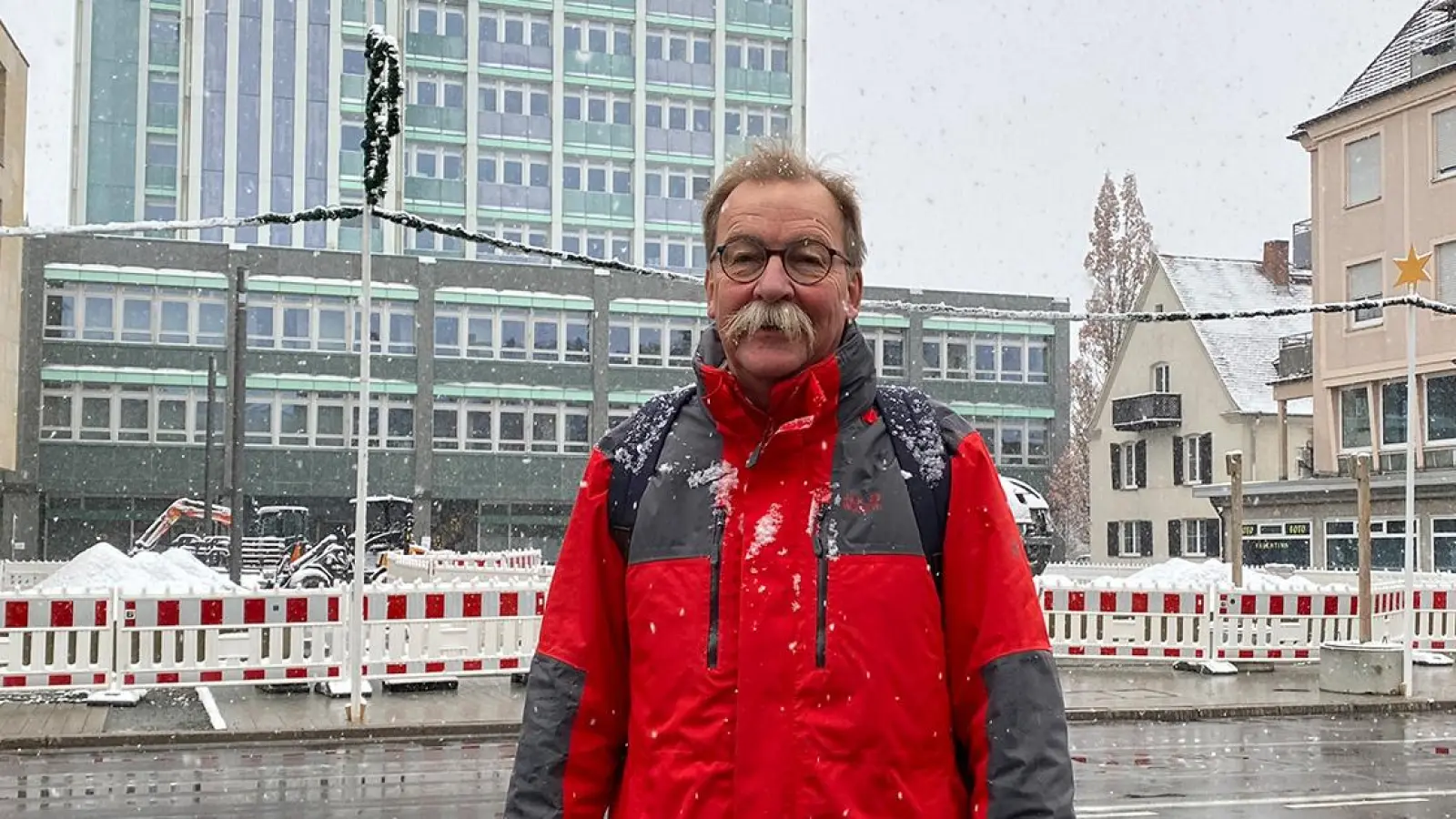Kein Autoverbot in Bayreuth: Klaus Wührl-Struller vor dem Bayreuther Rathaus. (Foto: Lenkeit)