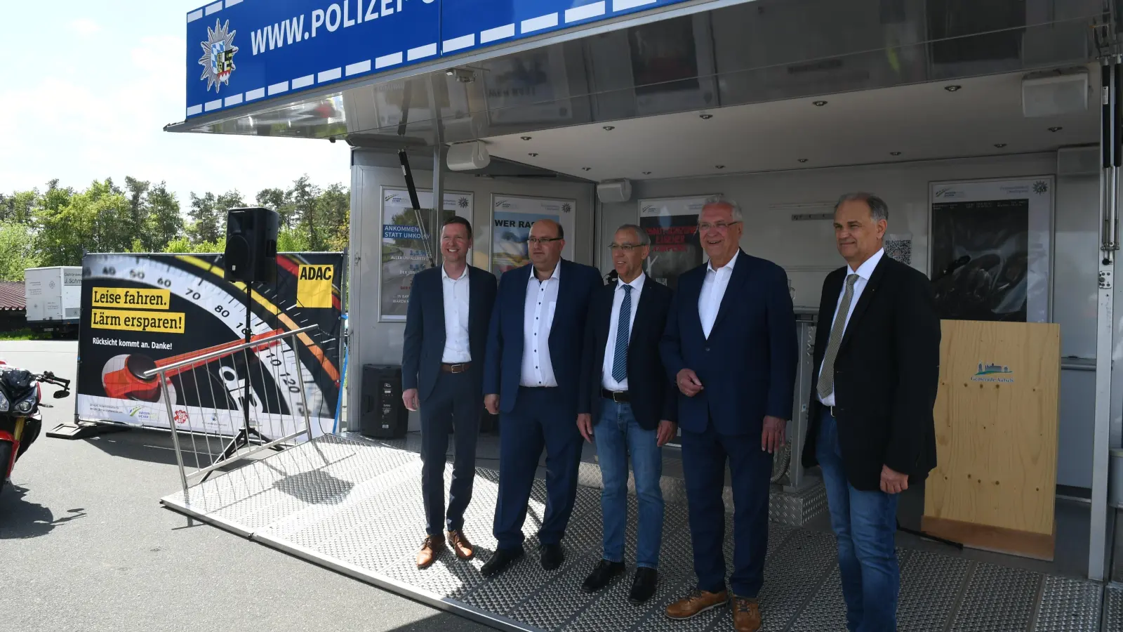 v.l.n.r.: Landrat Florian Wiedemann; Bürgermeister Alexander Schrüfer; Vorstandsmitglied Verkehr &amp; Umwelt (ADAC Nordbayern) Wolfgang Lieberth; Innenminister Joachim Herrmann; Vorstandsmitglied Verkehr (ADAC Nordbayern) Peter Hübner (Foto: ADAC Nordbayern)