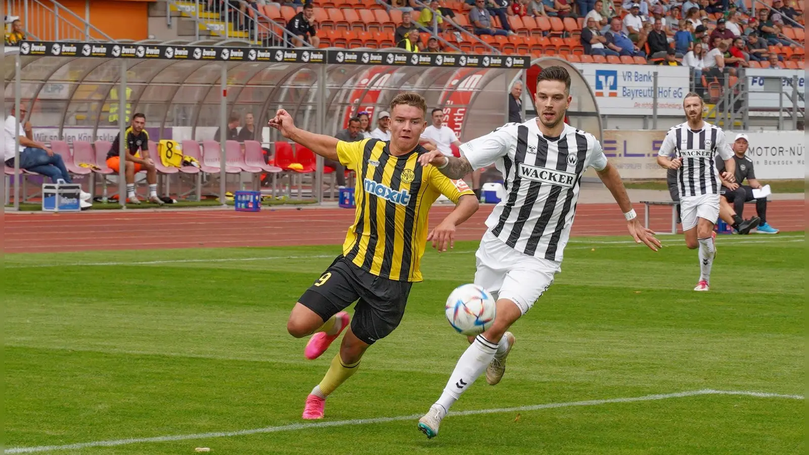 Jakub Mintal (links, hier in einer Spielszene gegen Wacker Burghausen), erzielte in der vergangenen Saison in der Regionalliga Bayern sechs Tore für die Altstadt. (Foto: Archiv/Stefan Dörfler)