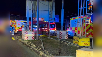 Bei einem Verkehrsunfall an der Hochbrücke gab es sechs Verletzte.  (Foto: BRK)