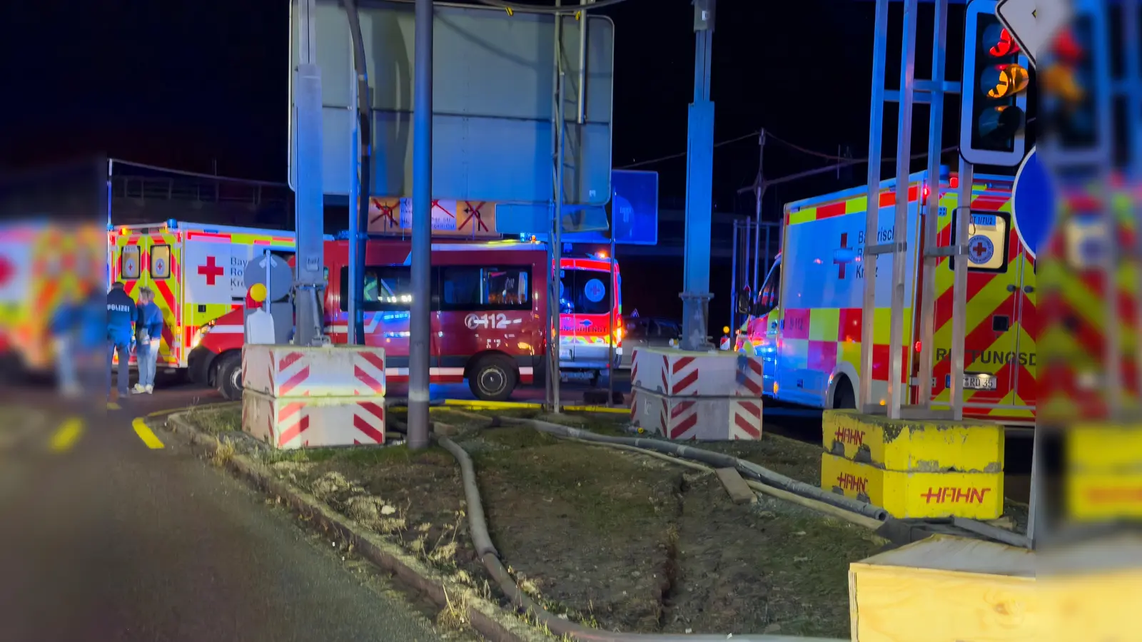 Bei einem Verkehrsunfall an der Hochbrücke gab es sechs Verletzte.  (Foto: BRK)