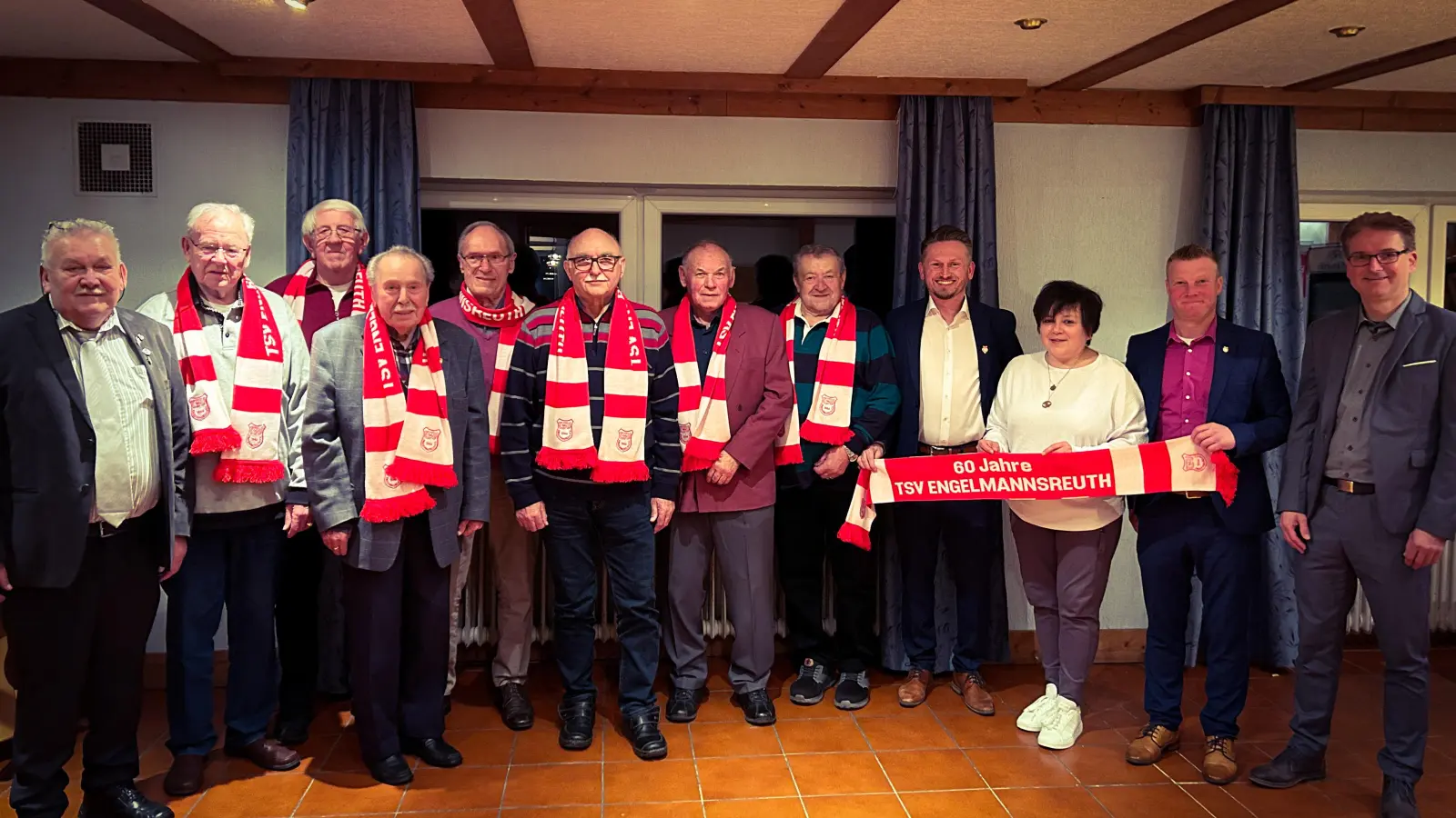 Die Gründungsmitglieder des TSV Engelmannsreuth: Urkunde und limitierter Schal als Geschenk. (Foto: Redaktion Creußen)