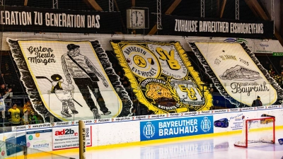 Die Mainkurve, wo die Fans im vergangenen Dezember noch diese tolle Choreographie zum 50jährigen Bestehen des Bayreuther Eisstadions zeigten, bleibt bis auf weiteres gesperrt. (Foto: Dirk Ellmer)
