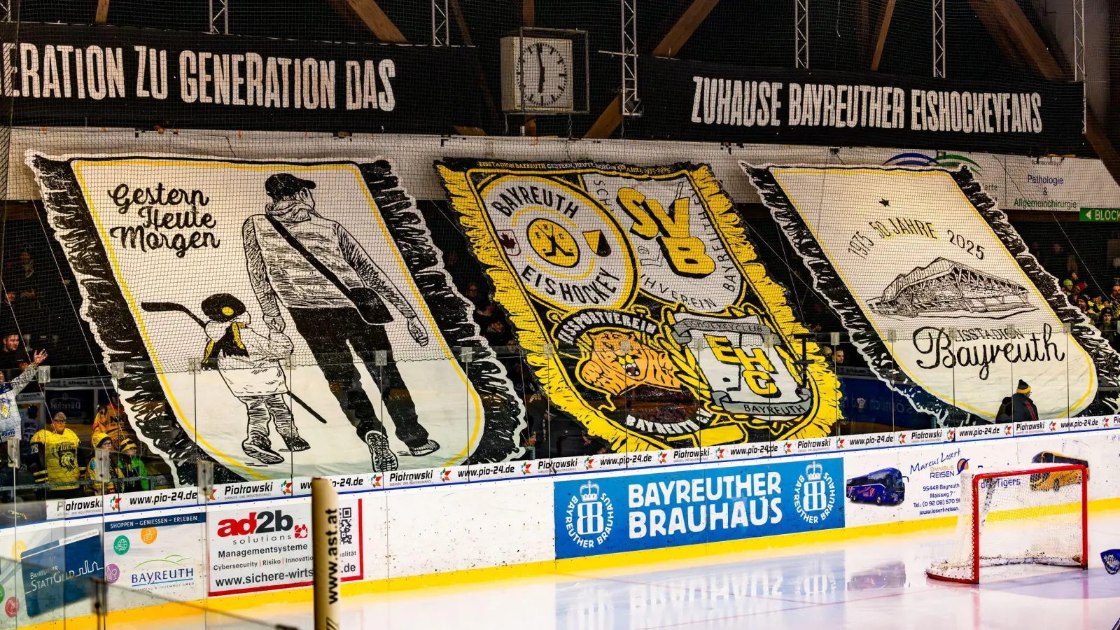 Die Mainkurve, wo die Fans im vergangenen Dezember noch diese tolle Choreographie zum 50jährigen Bestehen des Bayreuther Eisstadions zeigten, bleibt bis auf weiteres gesperrt. (Foto: Dirk Ellmer)