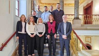 Vereidigt und bereit für den Schuldienst: Die acht angehenden Berufsschullehrkräfte mit Gerhard Topinka (rechts vorne), Sachgebietsleiter für Berufliche Schulen, sowie Beate Oberender (links vorne), Sachgebiet Schulpersonalrecht. (Foto: Laetitia Gasse, Regierung von Oberfranken)