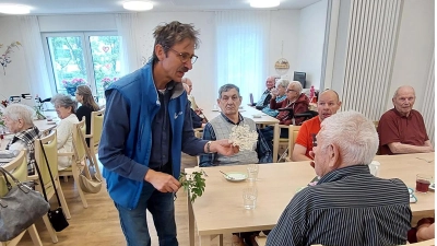 Holunderblüten, Kindheitserinnerungen und Kaffee: Ein Erzählcafé in der Tagespflege HUGO 49 zeigte die vielfältige Bedeutung des Holunders. (Foto: red)