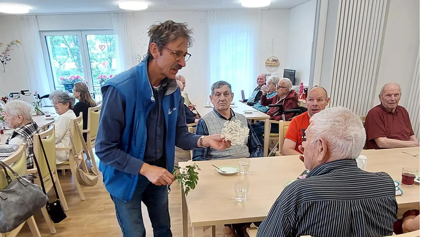 Holunderblüten, Kindheitserinnerungen und Kaffee: Ein Erzählcafé in der Tagespflege HUGO 49 zeigte die vielfältige Bedeutung des Holunders. (Foto: red)