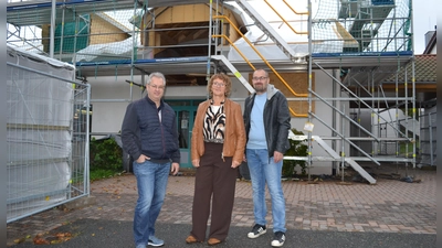 Bürgermeister Martin Dannhäußer, Monika Thalmeier vom Träger, der katholischen Kirche, und Christian Böhm (von links) vom Bauamt der Stadt freuen sich über den Baufortschritt des Kindergartens St. Marien.  (Foto: uf)