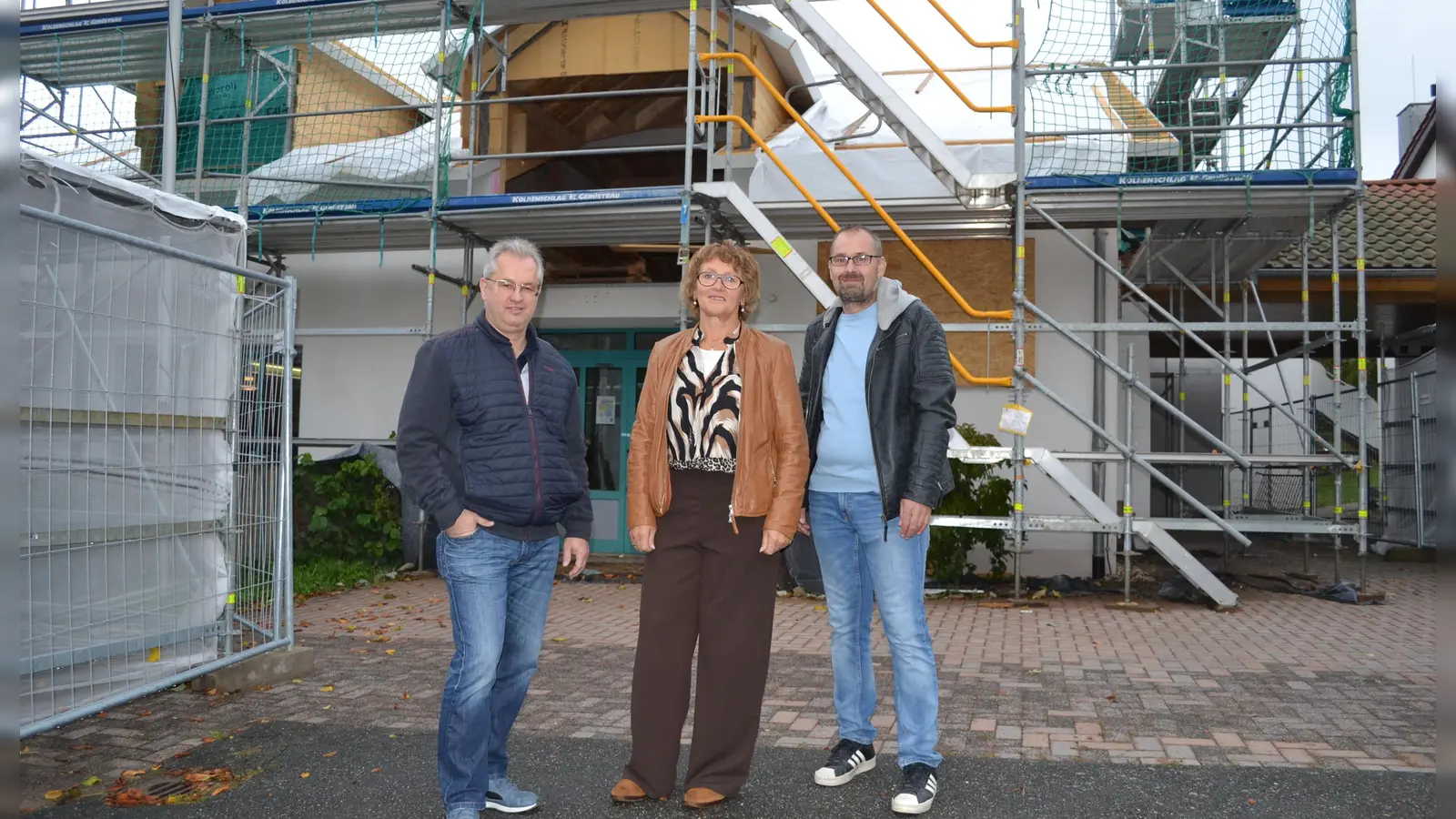 Bürgermeister Martin Dannhäußer, Monika Thalmeier vom Träger, der katholischen Kirche, und Christian Böhm (von links) vom Bauamt der Stadt freuen sich über den Baufortschritt des Kindergartens St. Marien.  (Foto: uf)