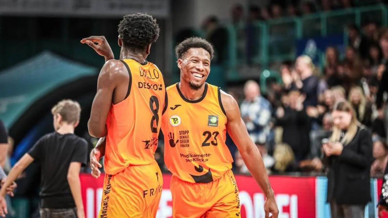 Im Hinspiel gegen die PS Karlsruhe Lions konnten die Spieler des BBC, hier KeVaughn Allen (rechts) und Nat Diallo (links), den ersten Saison-Heimsieg feiern. (Foto: Thorsten Ochs)
