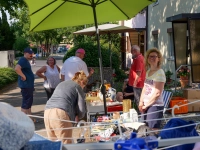 Beim Birken-Flohmarkt schlenderten zahlreiche Besucher zwischen den liebevoll aufgebauten Ständen und stöberten nach neuen Schätzen.  (Foto: sd)