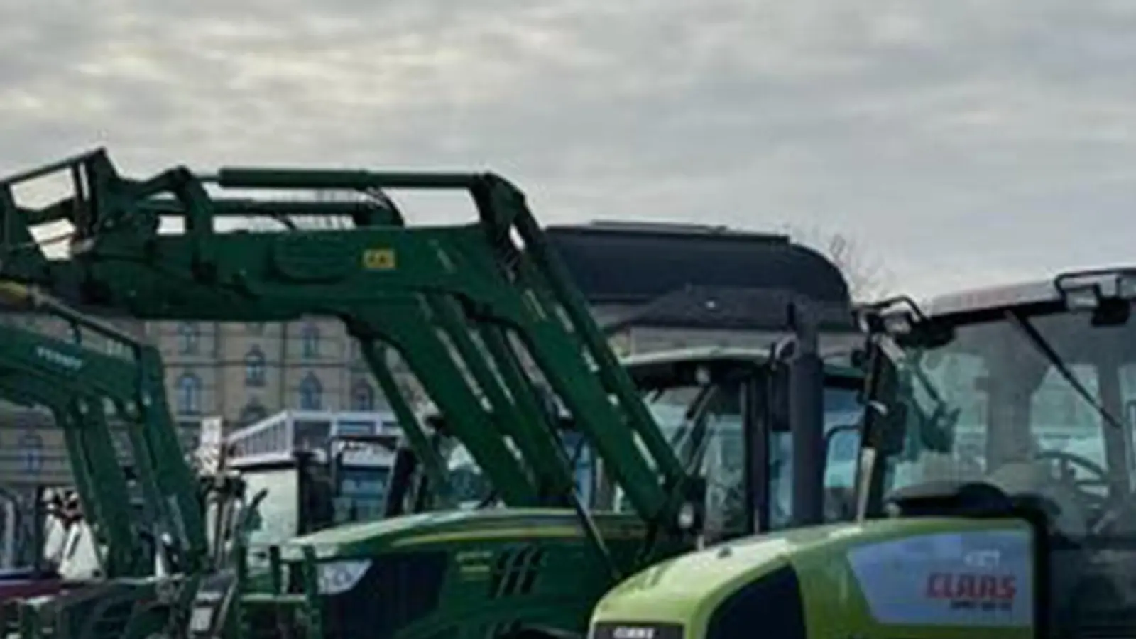 Traktoren werden zahlreiche Zufahrten der A9 blockieren. (Symbolbild: Dörfler)