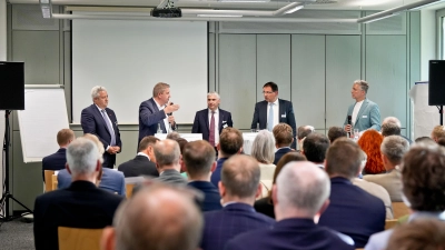 100 Tage Koalitionsvertrag aus Sicht der Wirtschaft und Politik: Das war das Thema der Diskussion zwischen (v.l.) Handwerkskammerpräsident Matthias Graßmann, MdB Andreas Schwarz (SPD), IHK-Präsident Dr. Michael Waasner und Staatssekretär Martin Schöffel (CSU), moderiert von Matthias Will. (Foto: Thorsten Ochs / ochsenfoto.de)