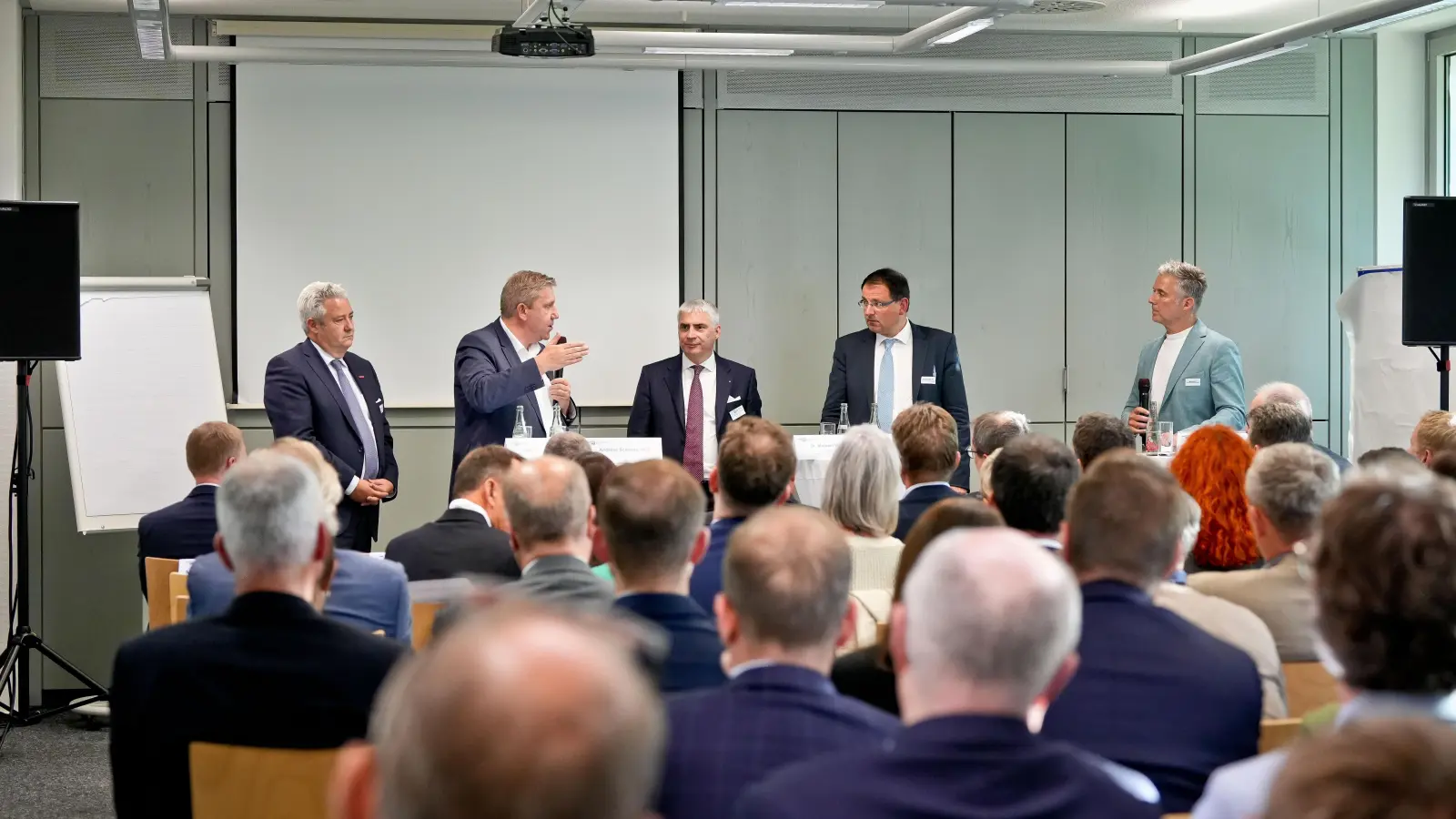 100 Tage Koalitionsvertrag aus Sicht der Wirtschaft und Politik: Das war das Thema der Diskussion zwischen (v.l.) Handwerkskammerpräsident Matthias Graßmann, MdB Andreas Schwarz (SPD), IHK-Präsident Dr. Michael Waasner und Staatssekretär Martin Schöffel (CSU), moderiert von Matthias Will. (Foto: Thorsten Ochs / ochsenfoto.de)