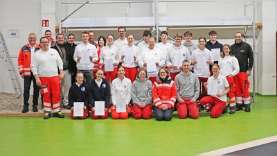 Die 16 neuen Sanitäterinnen und Sanitäter, das Team der Ausbilderinnen und Ausbilder um Oliver Heinz, Bernd Neukam (BRK-Kreisbereitschaftsleiter Bayreuth) und seine Stellvertreter Mischa Nietfeld und Patrick Czekalla, Dr. Christian Birnmeyer (BRK-Chefarzt Bayreuth) und Tanja Peplau (stv. technische Leiterin Kreiswasserwacht Bayreuth). (Foto: Florian Förster /BRK-Bayreuth)