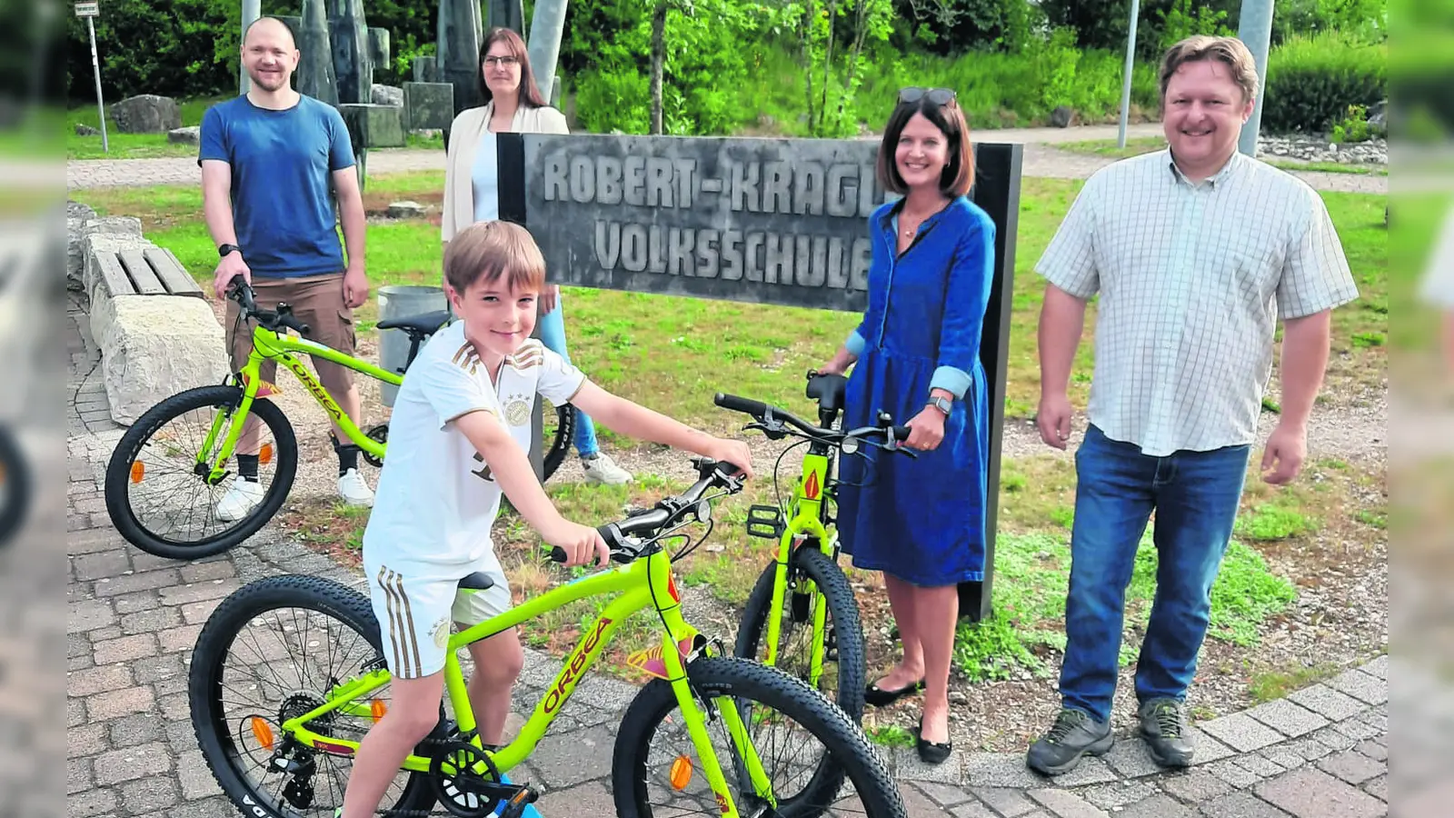 V.l.: Inhaber Bike Franken Daniel Götz, Elternbeiratsvorsitzende und Stadträtin Denise Brendel, Grundschulerektorin Jutta Zeitlmann, 2. Vorsitzender des Elternbeirates Ulrich Schubert und David, Schüler aus der Klasse 3a.  (Foto: red )