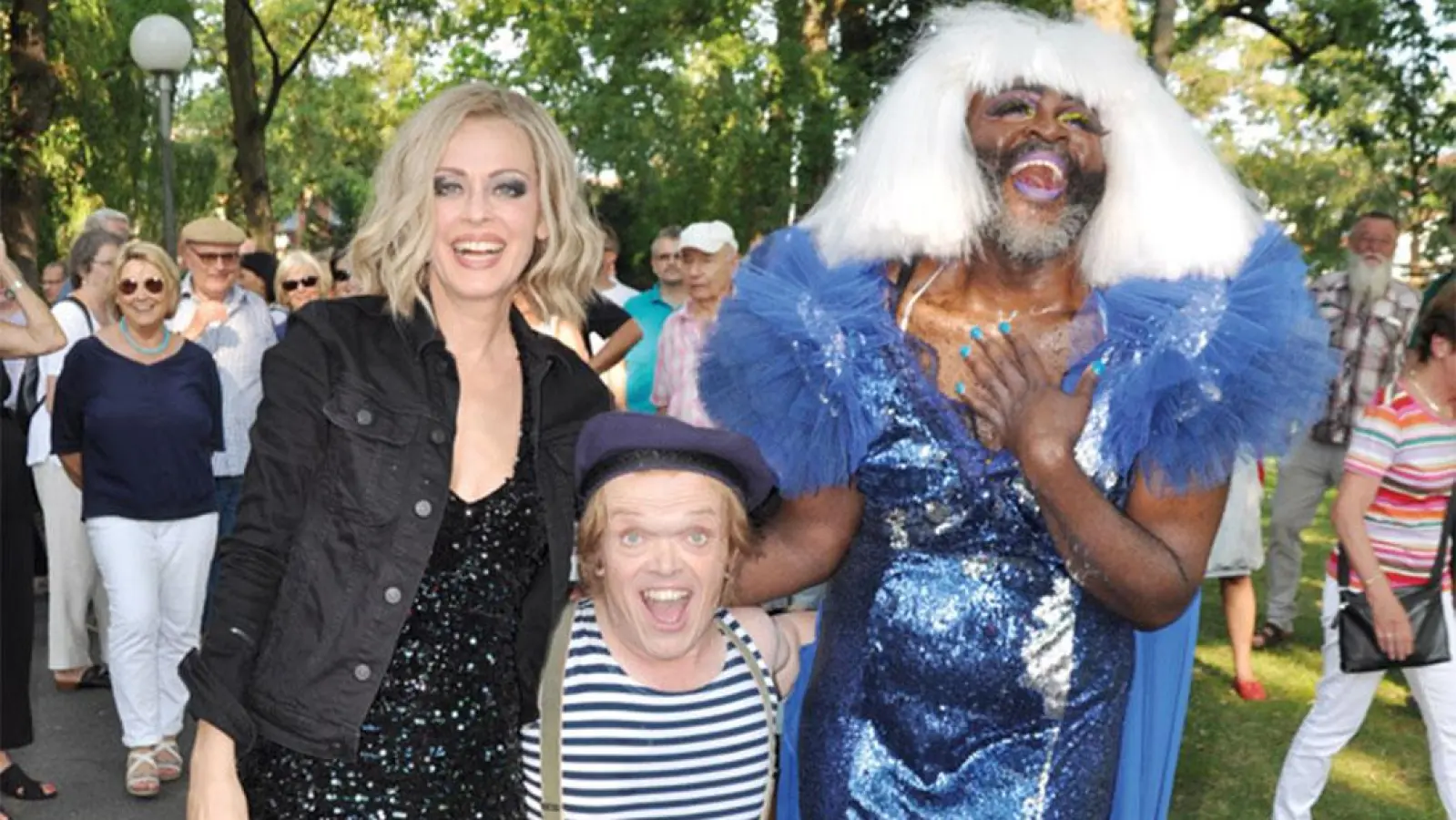 Tschüß Bayreuth, bis zum nächsten Jahr! V.l. Elena Zhidkova, Manni Laudenbach und <br>Le Gateau de Chocolat nach ihrem letzten „Tannhäuser“-Pausenprogramm im Festspielpark. (Foto: Wolfgang Munzert)